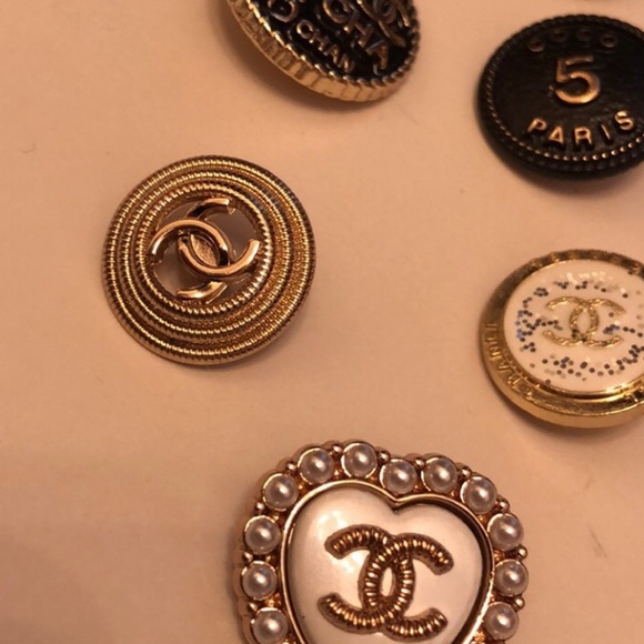 Set of 5 mixed Chanel buttons - Picture 2 of 3